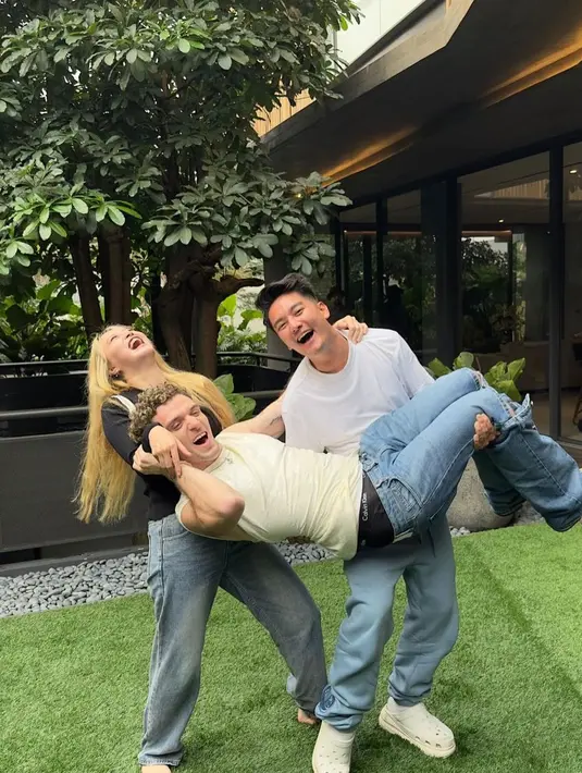 Melihat unggahan mereka, tak sedikit netizen yang heboh dan penasaran bagaimana penyanyi internasional Lauv di rumah Boy William. (Liputan6.com/IG/@boywilliam17)