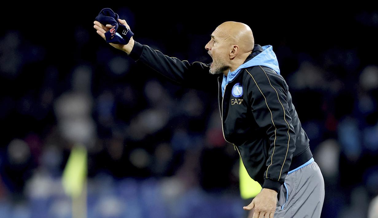 Pelatih Napoli, Luciano Spalletti, memberikan arahan kepada anak asuhnya saat melawan Cremonese pada laga Liga Italia di Stadion Diego Armando Maradona, Minggu (12/2/2023). Kemenangan ini membuat Partenopei terus mendekatkan diri dengan gelar juara. (Alessandro Garofalo/LaPresse via AP)