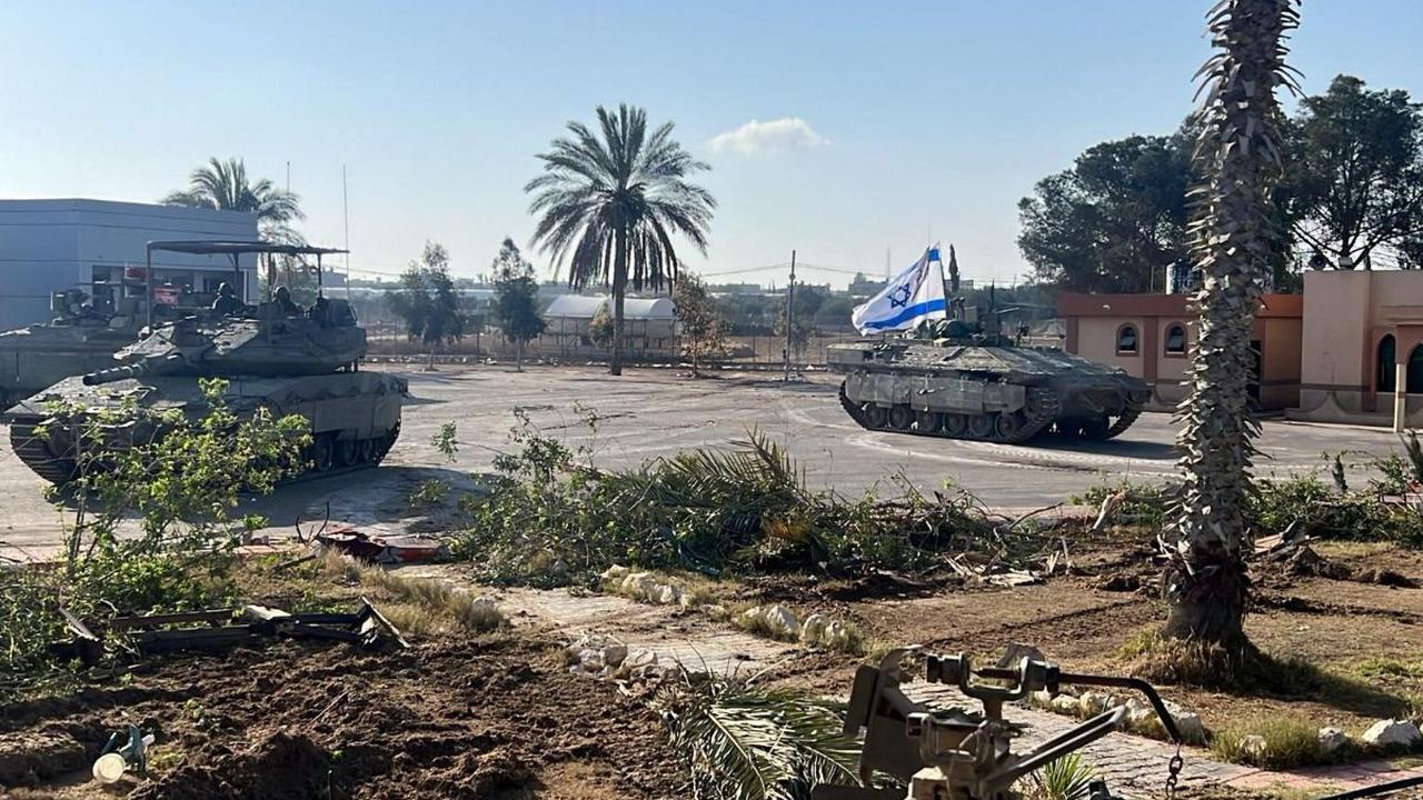 Serangan brutal Israel ini kembali intensif tak lama setelah Hamas menerima proposan gencatan senjata, pada Senin (6/5).