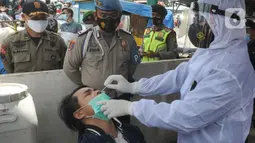 Wisatawan melakukan tes cepat (rapid test) Antigen COVID-19 di kawasan Pasar Cisarua, Bogor, Jumat (12/2/2021). Tes cepat antigen oleh petugas gabungan Satgas Covid-19 itu dilakukan secara acak untuk antisipasi penyebaran COVID-19 dari wisatawan di kawasan Puncak Bogor. (merdeka.com/Arie Basuki)