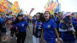 Suporter wanita Thailand bersorak sorai jelang menyaksikan laga final kedua Piala AFF 2016 antara Thailand melawan Indonesia di Rajamangala National Stadium, Sabtu (17/12). Laga sebelumnya, Thailand kalah 1-2. (Liputan6.com/Helmi Fithriansyah)