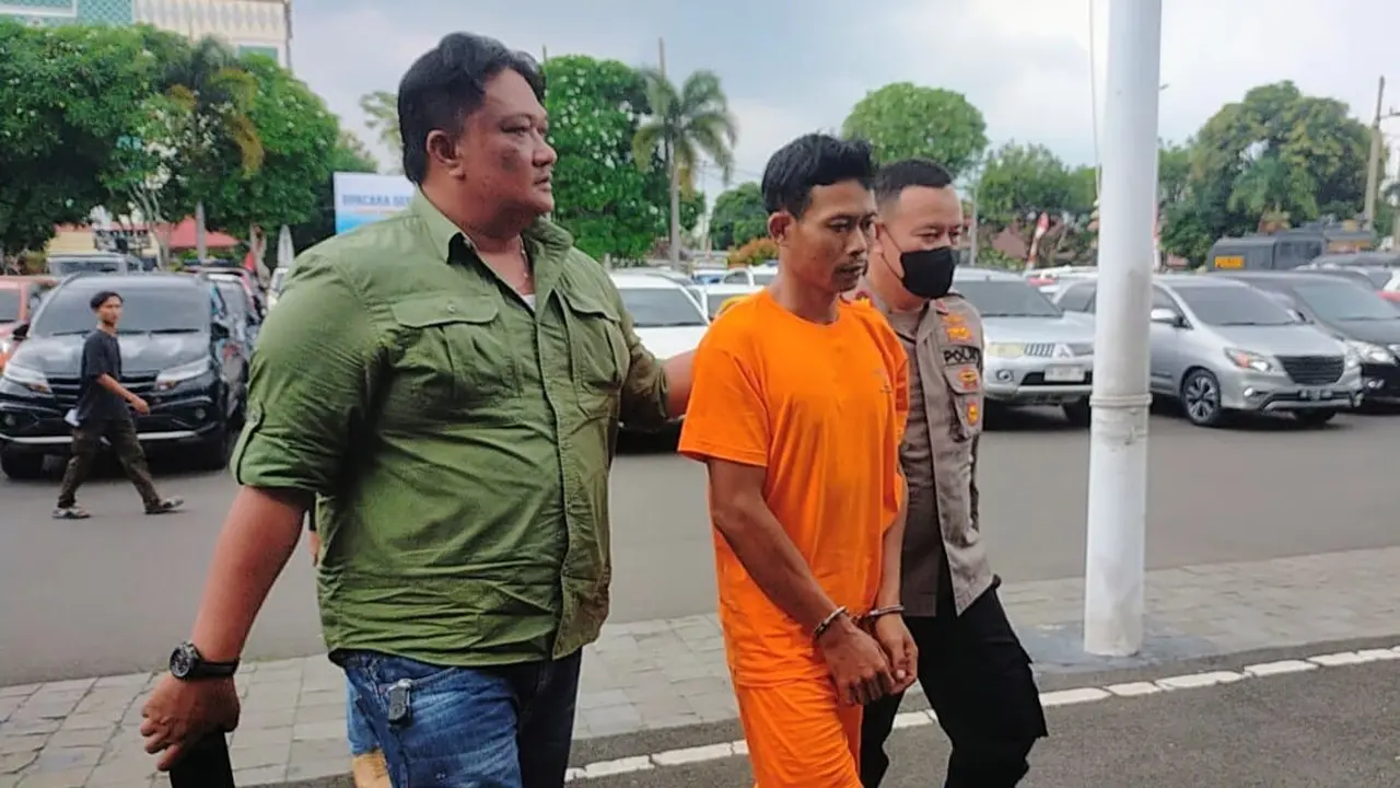 Ridwan, tersangka pembunuh seorang wanita bernama Siska yang tak lain merupakan kekasihnya sendiri di Bandar Lampung diringkus polisi. (Liputan6.com/Ardi).
