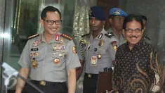 Kapolri Jenderal Pol Tito Karnavian (kiri) bersama Menteri Agraria dan Tata Ruang, Sofyan Djalil (kanan) meninggalkan lokasi usai memberikan keterangan di Mabes Polri, Jakarta, Jumat (17/3). (Liputan6.com/Helmi Afandi)