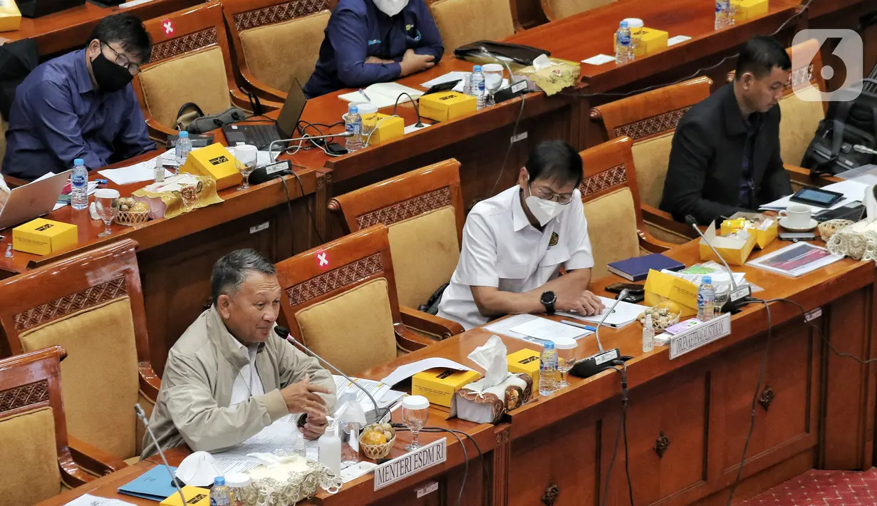 Menteri Energi dan Sumber Daya Mineral Arifin Tasrif (kiri) menyampaikan paparannya saat mengikuti rapat kerja dengan Komisi VII DPR di Kompleks Parlemen, Senayan, Jakarta, Selasa (9/8/2022). Rapat membahas progres realisasi entitas khusus batu bara serta strategi dan kebijakan pemenuhan Domestic Market Obligation (DMO) batu bara untuk PT PLN (Persero). (Liputan6.com/Angga Yuniar)