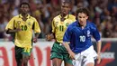 Samuel Eto'o. Eks striker Kamerun yang kini berusia 41 tahun dan telah pensiun pada September 2019 bersama Qatar SC ini tercatat menjadi pemain debutan termuda kedua sepanjang sejarah Piala Dunia. Ia baru berusia 17 tahun, 3 bulan dan 7 hari saat diturunkan dalam laga matchday kedua Grup B menghadapi Italia (17/6/1998) pada Piala Dunia 1998 di Prancis yang berakhir dengan kekalahan 0-3. Ia kembali masuk skuad Kamerun pada Piala Dunia 2002, 2010 dan 2014. (AFP/Boris Horvat)