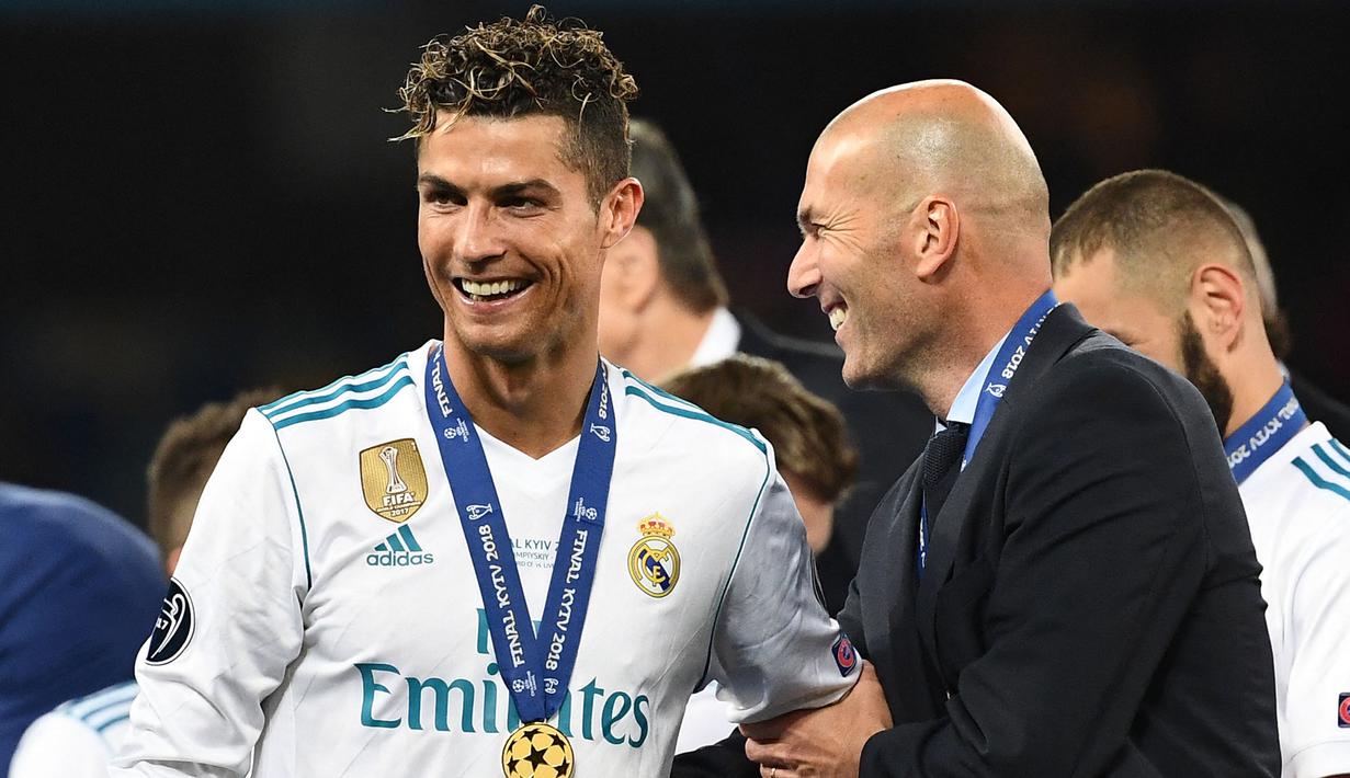 Kesuksesan Zinedine Zidane di awal kariernya menjadi pelatih Real Madrid tak lepas dari peran seorang Cristiano Ronaldo. Selama di Bernabeu, duet Zizou dan CR7 telah tampil sebanyak 114 pertandingan sebelum sang bintang hengkang ke Juventus. (AFP/Franck Fife)