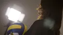 Dengan bola voli, Berllian Marsheilla, menjalani sesi pemotretan bersama Bola.com. (Bola.com/Peksi Cahyo)