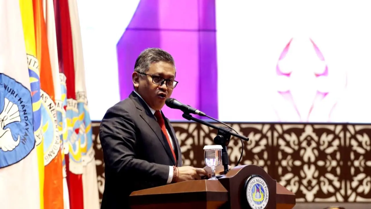 Sekjen PDIP Hasto Kristiyanto saat menyampaikan orasi ilmiah pada acara wisuda ke-127 Universitas Negeri Padang (UNP). (Foto: Istimewa)
