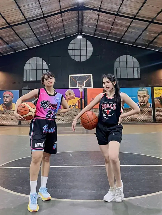Tampil sporty, gadis yang lahir tepat pada tanggal kemerdekaan Indonesia, 17 Agustus ini menuai banyak pujian. Sebagai seleb muda, Davina Karamoy sudah cukup populer dan banyak berperan dalam sinetron, film, hingga banyak serial yang populer di kalangan anak muda. (Liputan6.com/IG/@davinaakaramoy)
