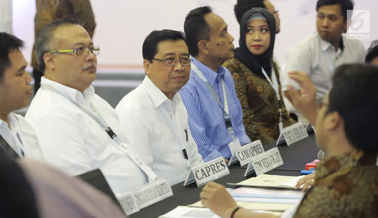 Para anggota komisioner saat mengikuti simulasi proses pendaftaran capres dan cawapres di Gedung KPU RI, Jakarta, Kamis (9/8). KPU RI mensimulasikan desk untuk pendaftaran capres-cawapres. (Liputan6.com/Faizal Fanani)