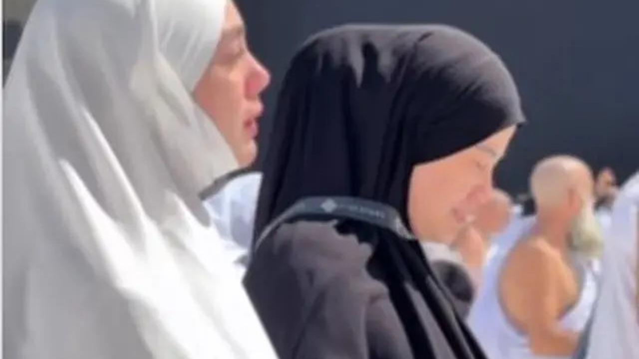 Potret Celine Evangelista Umrah, Suasana Penuh Haru di Tanah Suci