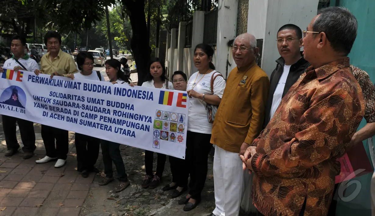 Perwakilan umat Buddha melakukan Aksi Damai di depan Kedubes Myanmar, Jakarta, Senin (25/5/2015). Kemenlu RI mengatakan, Pemerintah Myanmar akan berusaha semaksimal mungkin untuk mencegah aksi eksodus massal etnik Rohingya. (Liputan6.com/Johan Tallo)