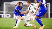 Pemain Juventus, Dejan Kulusevski, menghadang pemain Sampdoria, Albin Ekdal, pada laga Serie A di Stadion Allianz, Minggu (20/9/2020). Juventus menang dengan skor 3-0. (Marco Alpozzi/LaPresse via AP)