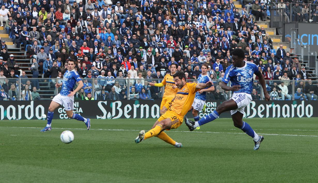 Gol-gol Como dicetak oleh Assane Diao, Anastasios Douvikas, Martin Baturina, Nico Paz, dan Maxi Perrone. (Antonio Saia/LaPresse via AP)