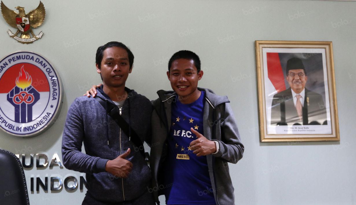 Evan Dimas bersama sahabatnya Fuguh Pangestu yang menemaninya selama di Spanyol. (Bola.com/Nicklas Hanoatubun)