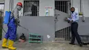 Seorang narapidana (kiri) menyemprotkan disinfektan sebagai bagian dari upaya penanggulangan virus corona COVID-19 di sebuah penjara di Banda Aceh (3/9/2020). (AFP Photo/Chaideer Mahyuddin)