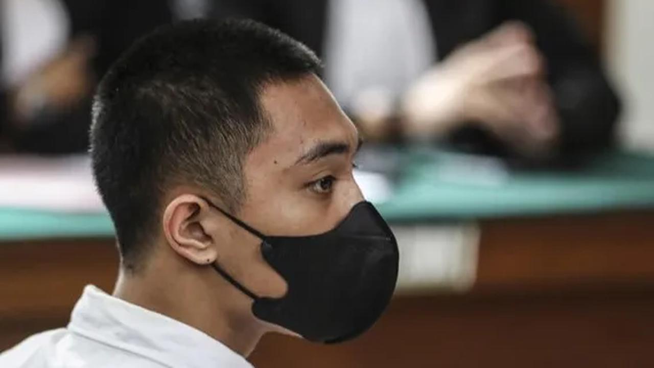 Selain itu, Rafael Alun menyebut, aksi penganiayaan dilakukan Mario Dandy yang kini telah masuk ranah meja hijau menjadi pukulan bagi keluarga. Di sisi lain kejadian itu berdampak terhadap pendidikan Mario Dandy.