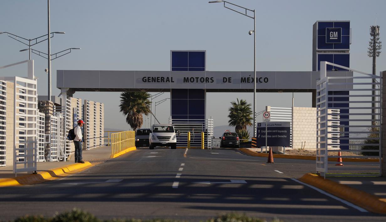 Sejumlah kendaraan keluar dari pabrik perakitan General Motors di Villa de Reyes, Meksiko, (4/1). Ford beralih ingin menanamkan 700 juta dollar AS (Rp9,42 triliun) demi meningkatkan teknologi pabrik mereka di Flat Rock, AS. (AP Photo/Rebecca Blackwell)