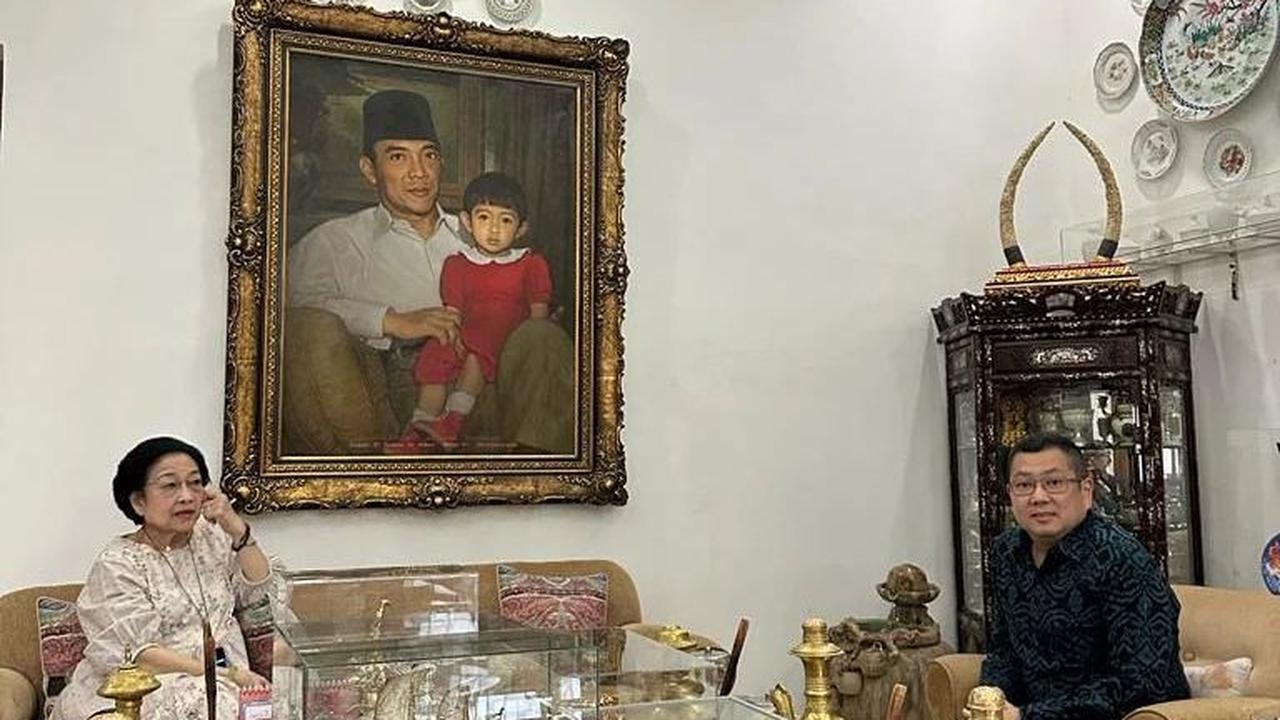 Namun selain keduanya berbincang, ada hal menarik lainnya yang menjadi sorotan. Figura foto yang memperlihatkan sosok Bung Karno tengah memangku Megawati saat masih kecil, bikin gagal fokus.<br>