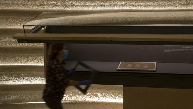 Hagit Maoz, kurator Gulungan Laut Mati di Museum Israel melakukan persiapan terakhir untuk kembali dibuka, Yerusalem, Selasa (11/8/2020). Setelah lima bulan tutup karena pandemi COVID-19, Museum Israel akan kembali dibuka untuk umum pada minggu ini. (AP Photo/Maya Alleruzzo)