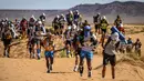 Para peserta bersaing dalam lomba lari Marathon des Sables ke-34 tahap kedua di Gurun Sahara, Maroko, Minggu (7/4). Lomba yang diselenggarakan sejak tahun 1986 ini digelar di Gurun Sahara pada bulan April. (JEAN-PHILIPPE KSIAZEK/AFP)