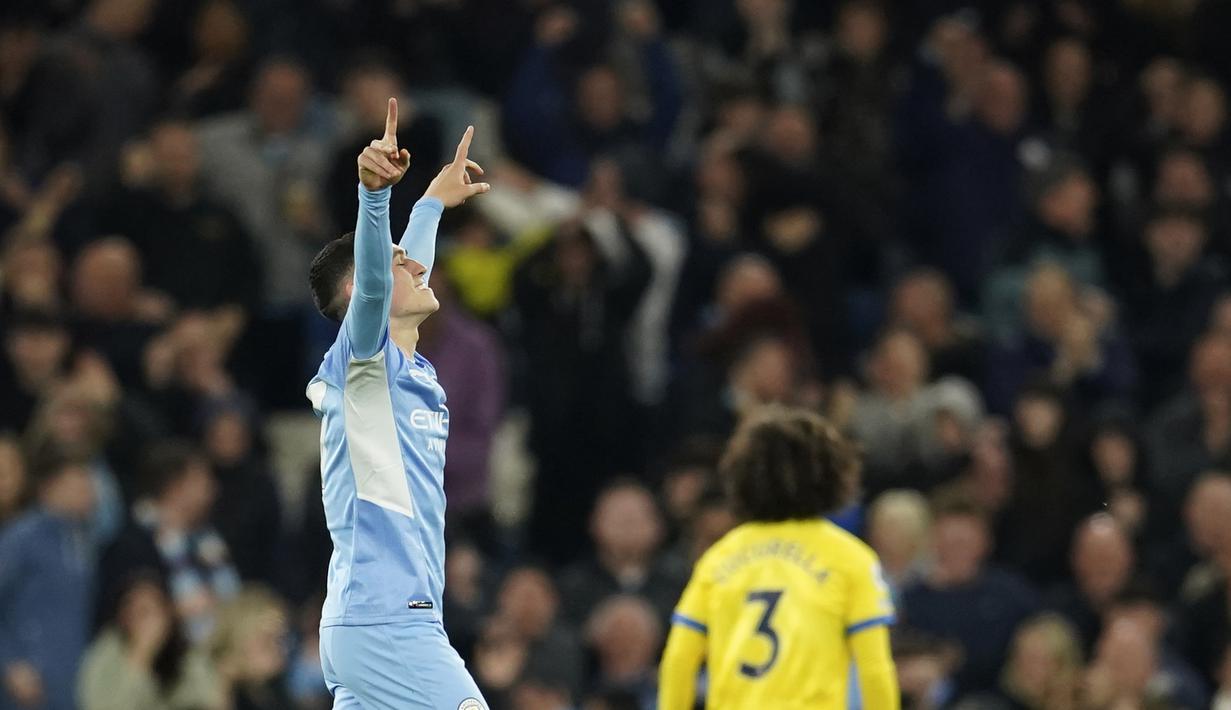 Riyad Mahrez tampil gemilang di laga tersebut. Ia mencetak gol penting di awal babak kedua untuk membuka keran gol bagi City. Dia juga membuat assist untuk gol Foden yang membawa Man City kian menjauh. (AP/Dave Thompson)