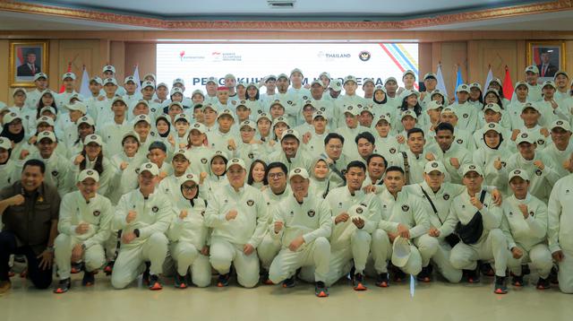 Menpora Erick Thoir, CdM Indonesia untuk SEA Games 2025 Bayu Priawan Djokosoetono, dan Ketua NOC Raja Sapta Oktohari berfoto bersama dengan kontingen Indonesia untuk SEA Games 2025 setelah acara pengukuhan di Auditorium Wisma Kemenpora, Senayan, Jakarta, Jumat (05/12/2025). (Bola.com/Bagaskara Lazuardi)