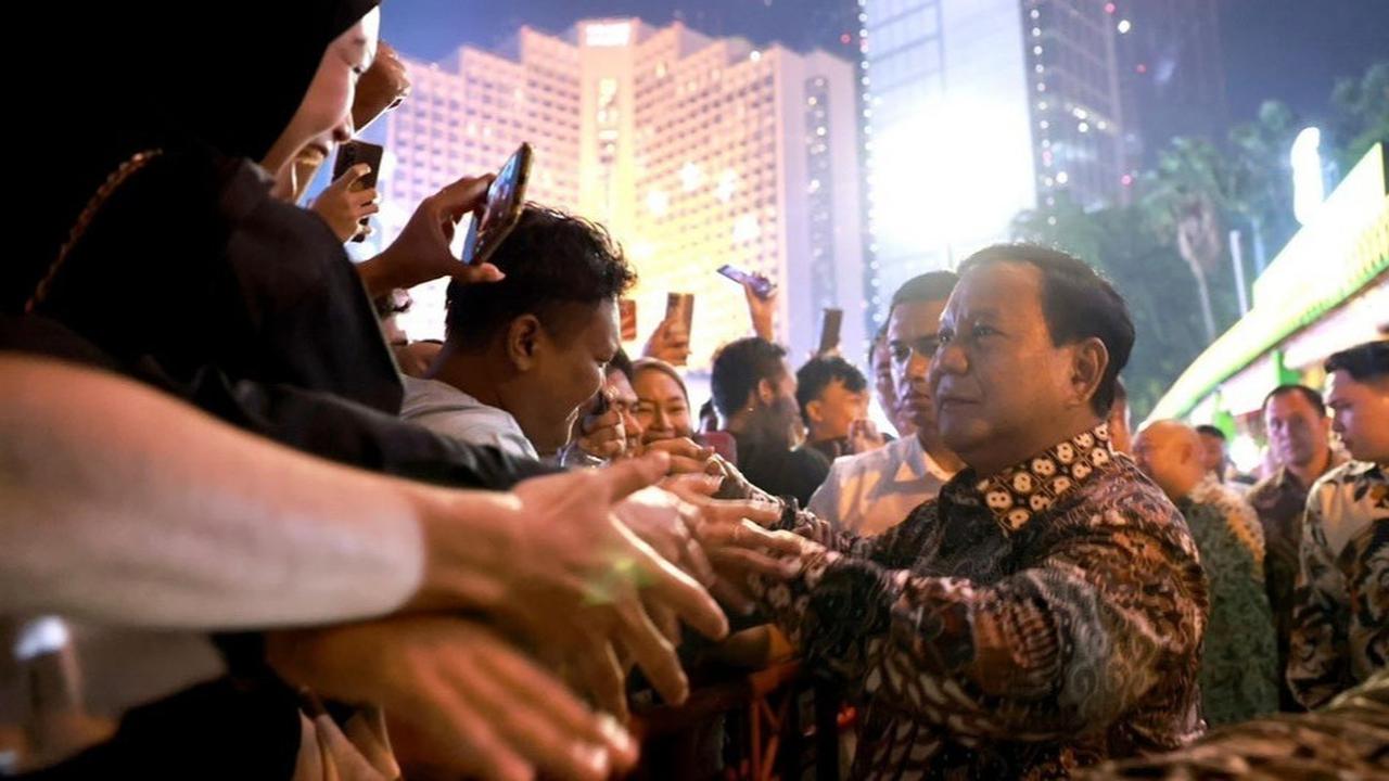 FOTO: Kejutkan Warga, Ini Momen Prabowo Bersama Didit dan Titiek Soeharto Rayakan Tahun Baru 2025 di Bundaran HI