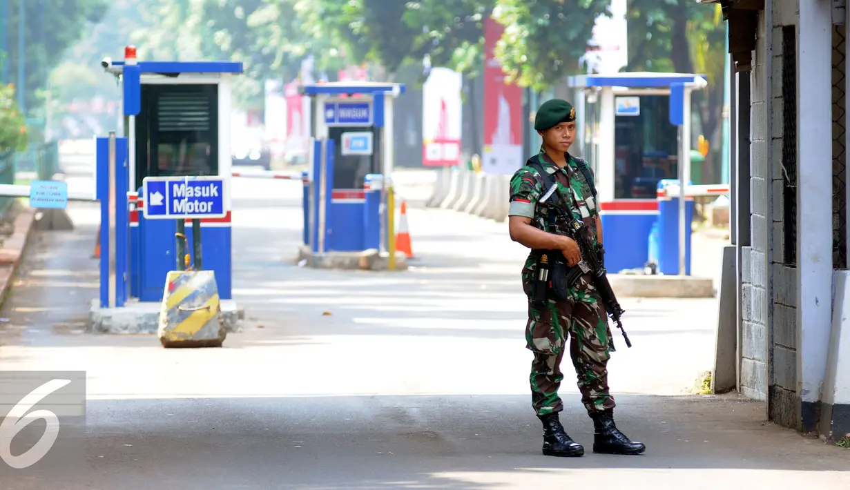 Aparat TNI berjaga di pintu masuk kawasan Gelora Bung Karno, Senin (1/8). Jelang perhelatan KTT World Islamic Economic Forum ke-12 pada 2-4 Agustus 2016, kawasan Gelora Bung Karno dijaga ketat. (Liputan6.com/Helmi Fithriansyah)
