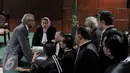 Tersangka kasus dugaan tindak pidana korupsi suap majelis hakim dan panitera PTUN Medan Otto Cornelis Kaligis berbincang dengan Jaksa Penuntut Umum (JPU) di Pengadilan Tipikor, Jakarta, Kamis (17/09/2015). (Liputan6.com/Andrian M Tunay)
