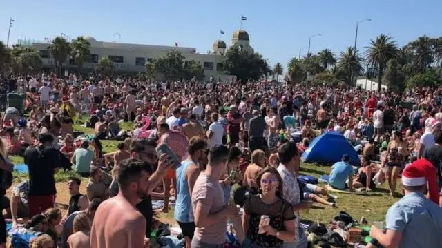 Ribuan orang memenuhi Pantai St Kilda sejak siang hingga selesai. (Supplied)