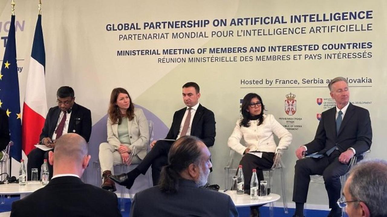 Menkomdigi Meutya Hafid dalam forum Ministerial Meeting of GPAI Members and Interested Countries yang merupakan bagian dari AI Action Summit di Paris, Minggu (9/2/2025). Credit: Komdigi