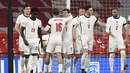 Gelandang Inggris, Mason Mount (7) berselebrasi dengan rekan-rekannya usai mencetak gol ke gawang Islandia pada pertandingan UEFA Nations League di stadion Wembley di London, Rabu (18/11/2020). Inggris menang telak 4-0 atas Islandia. (Neil Hall / Pool via AP)