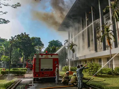 Petugas pemadam kebakaran berjibaku menjinakkan api yang menghanguskan Gedung Badan Keamanan Laut (Bakamla) di jalan Proklamasi, Menteng, Jakarta Pusat, Minggu (29/9/2024) pagi. (merdeka.com/Arie Basuki)