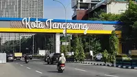 Suasana di salah satu ruas jalan Kota Tangerang. (Liputan6.com/Pramita Tristiawati)