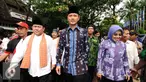 Balon gubernur DKI Jakarta, Agus Harimurti Yudhoyono (tengah) bersama Ketua Tim Pemenangan Nachrowi Ramli menuju Balai Sudirman Jakarta, Senin (24/10). Pasangan Agus-Sylvi akan mengikuti penetapan cagub DKI Jakarta. (Liputan6.com/Helmi Fithriansyah)