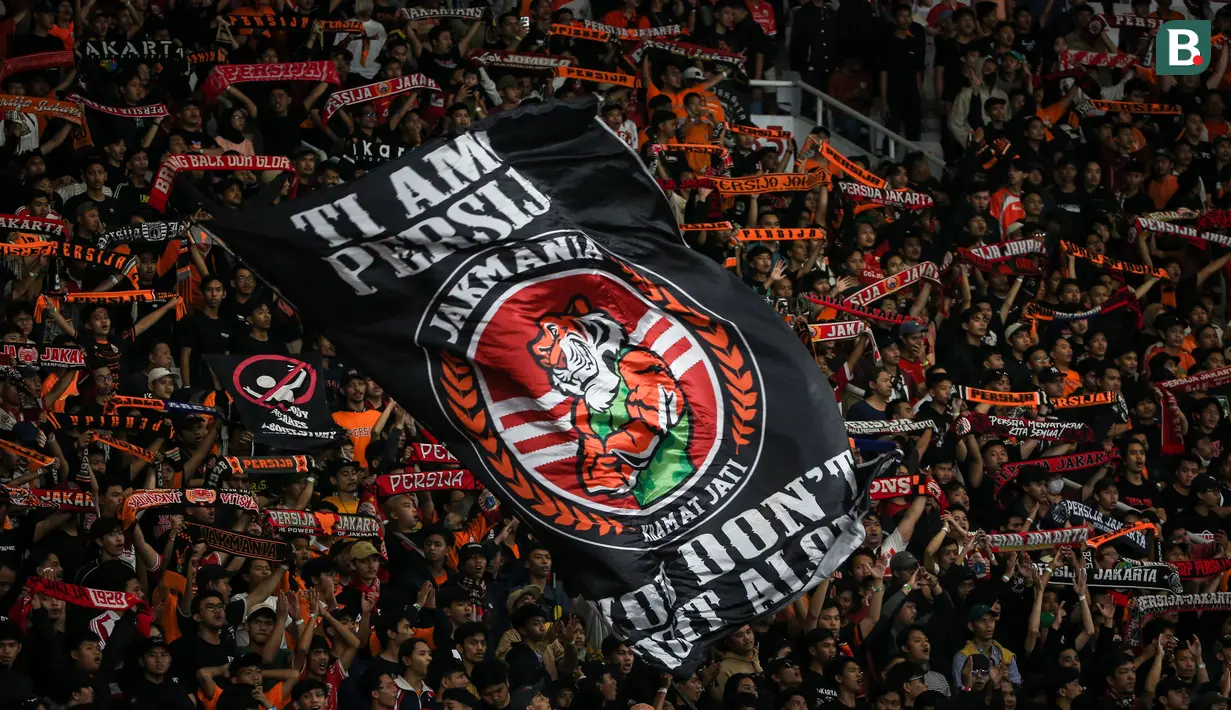 Pendukung Persija Jakarta bernyanyi untuk memberikan dukungan kepada timnya saat laga terakhir BRI Liga 1 2022/2023 antara Persija Jakarta melawan PSS Sleman di Stadion Utama Gelora Bung Karno (SUGBK), Senayan, Jakarta, Sabtu (15/04/2023). (Bola.com/Bagaskara Lazuardi)