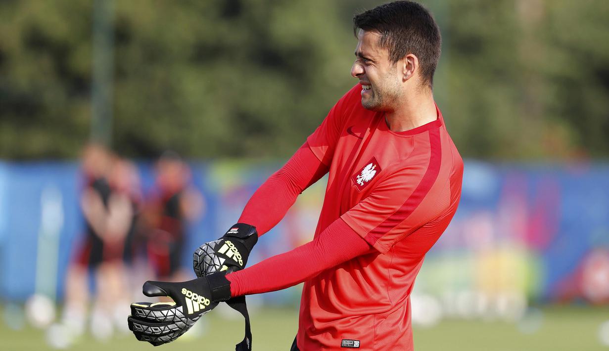 Kiper Polandia, Lukasz Fabianski tengah serius berlatih bersama timnya sebelum laga melawan Portugal di Olympic Marseille Training Ground, Marseille, Prancis, (29/6/2016).  (REUTERS/Michael Dalder)