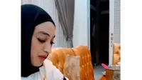 Santyka Fauziah Makan Bareng di Rumah Sule, Menunya Merakyat Banget dari Petai sampai Jengkol. foto: Youtube DIARY SULE FAMILY