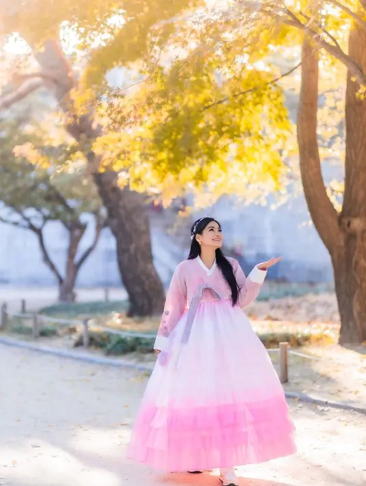 Seperti turis pada umumnya, istri Christian Sugiono itu tak ketinggalan menjajal busana zasal Negeri Ginseng tersebut, hanbok. [@titi_kamall]