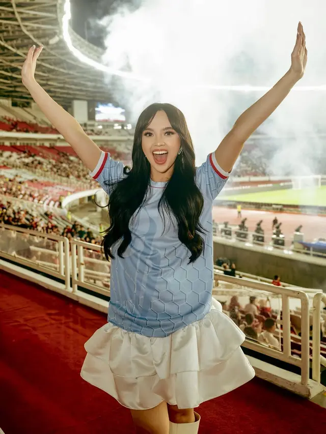 Lyodra pakai jersey saat  Pembukaan Piala Presiden 2025 di GBK. [@lyodraofficial]