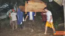 Citizen6, Jember: Warga Dusun Mandilis, Tempurejo terpaksa harus mengungsi untuk menghindari keganasan abrasi Sungai Mandilis yang semakin hari mendekat ke pemukiman penduduk, Rabu (13/4). (Pengirim: Sapto Raharjanto)