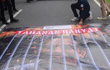 FOTO: Geruduk KPU, Massa BEM SI Bentangkan Spanduk 'Jokowi Penjahat Demokrasi