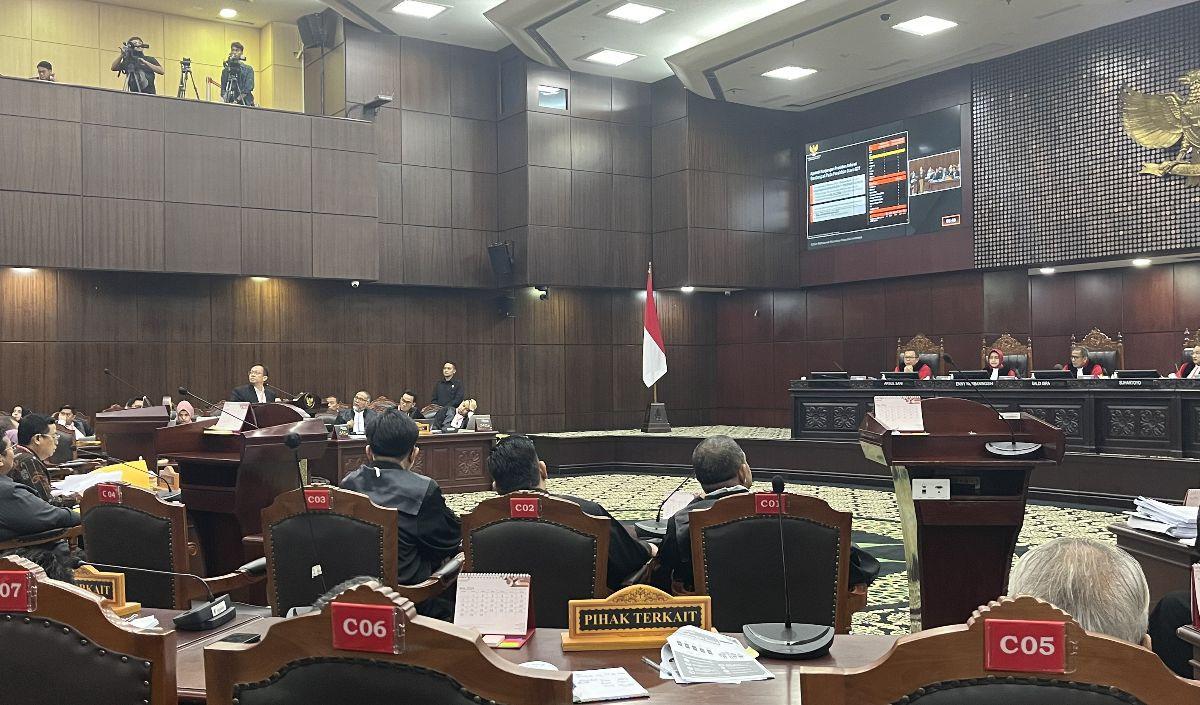 "Namun, setelah Mahkamah sandingkan dengan alat bukti yang diajukan oleh termohon dan alat bukti yang diajukan oleh pihak terkait terdapat perbedaan," kata Guntur.