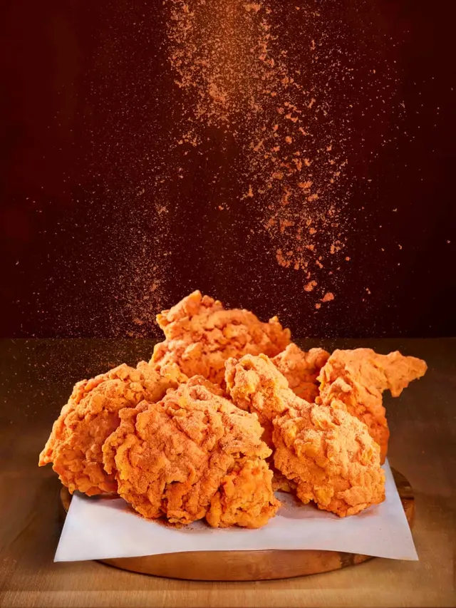 Ayam Goreng Crispy Pedas Disajikan di Restoran Burger Premium