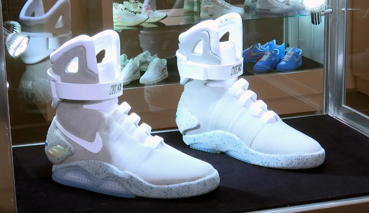 Sepatu Nike Mags yang terinspirasi "Back to the Future", yang dibuat untuk penggalangan dana untuk riset Parkinson dipajang di rumah lelang Sotheby, New York pada 12 Juli 2019. Rumah lelang tersebut mengadakan lelang sneaker langka untuk pertama kalinya. (AP Photo/Ted Shaffrey)