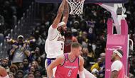 Anthony Davis melakukan dunk saat Lakers melawan Wizards di lanjutan NBA 2022/2023 (AP)