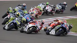 Para pembalap beraksi selepas start MotoGP Argentina 2016 di Sirkuit Autodromo Termas de Rio Hondo. (AFP/Juan Mabromata)