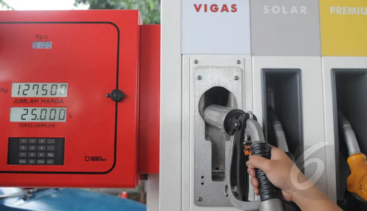 Petugas menaruh selang pengisi BBG jenis Liquified Gas for Vehicle (LGV) Vigas ketika uji coba di SPBU Coco Gandaria, Jakarta, Rabu (18/2). Vigas merupakan bahan bakar alternatif BBM yang lebih irit dan ramah lingkungan. (Liputan6.com/Herman Zakharia)