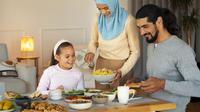 Sebuah keluarga muslim yang terdiri dari ayah, ibu, dan seorang anak sedang makan bersama (Foto Dok: Freepik/freepik).